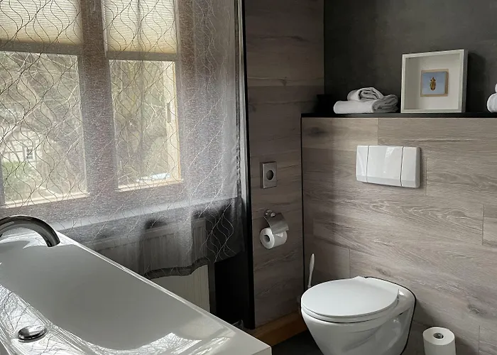 Отель Schloss Weissenburg Uhlstadt-Kirchhasel